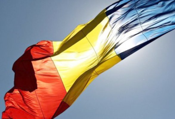 Drapelul României, înălţat pe catargul din faţa Comandamenului Flotei